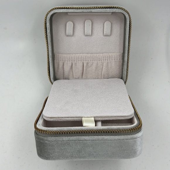 Velvet Sage: The Ultimate Travel Jewelry Box for Wanderlust Fashionistas! - Picture 8 of 13